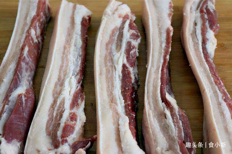 腌腊肉时，10斤猪肉放多少盐？记住5大技巧，口感鲜香，不霉不坏