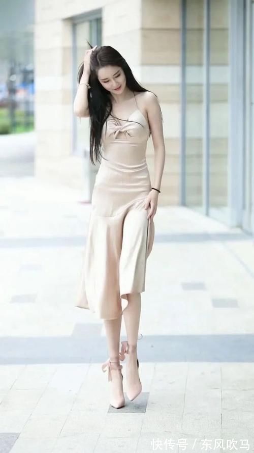 小姐姐 温柔淑女的小姐姐，穿一件杏色吊带裙，肤白似雪惹人爱