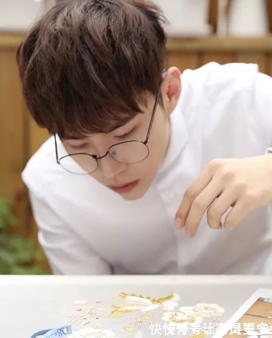 朱丽叶$95后华人珠宝设计师,被一票好莱坞巨星疯狂打call