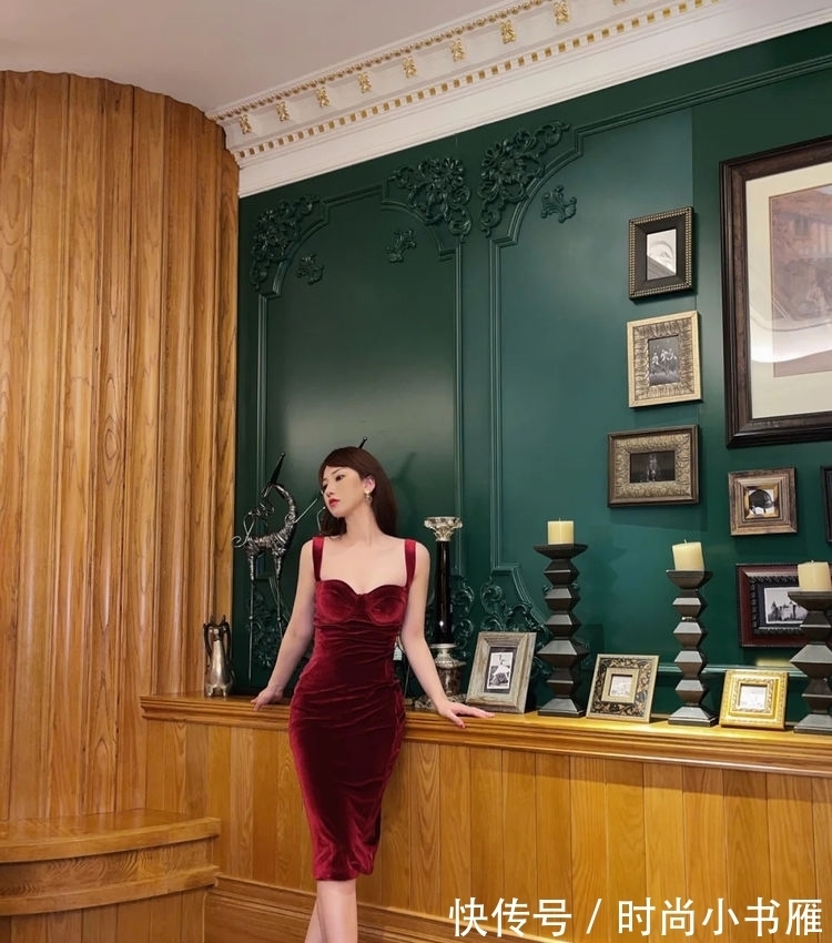 穿搭|成熟女人穿搭丝绒裙,颜色和版型挑选好,也可以穿出性感的优雅美