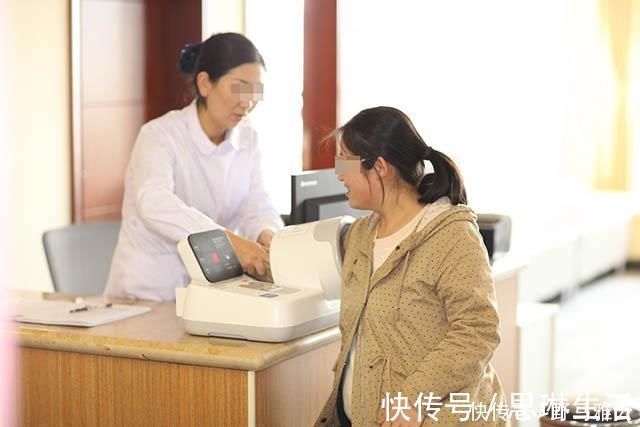 孕妇|生下双胞胎后,产妇却大喊“等一下”,医生检查后,发现意外惊喜