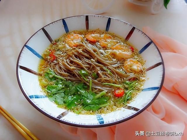 眯眯眼|晚餐的一碗面火了,酸爽开胃吃不胖,香到眯眯眼,网友:明天安排