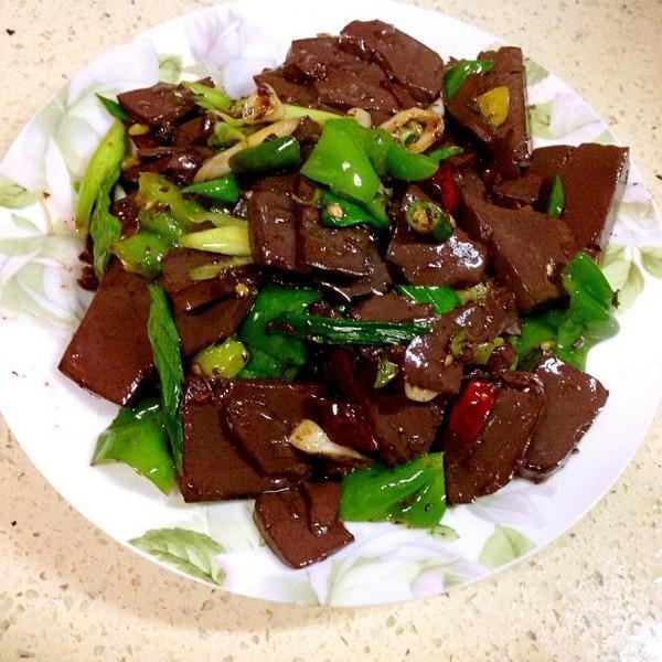 美食推荐木耳白菜炒肉片，葱烧羊血，凉拌小油菜的做法