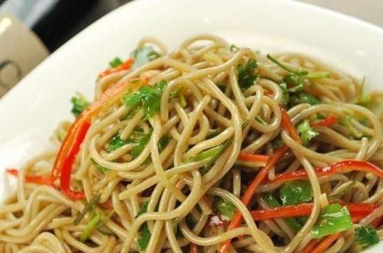 煮面条时，一煮“软趴趴”？注意这3步，面条劲道爽滑不软烂