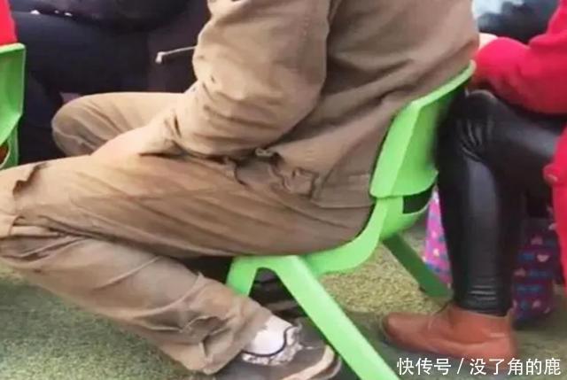嫌弃|爸爸穿工作服去开家长会,却遭女儿嫌弃,丢下一句“真给我丢人”