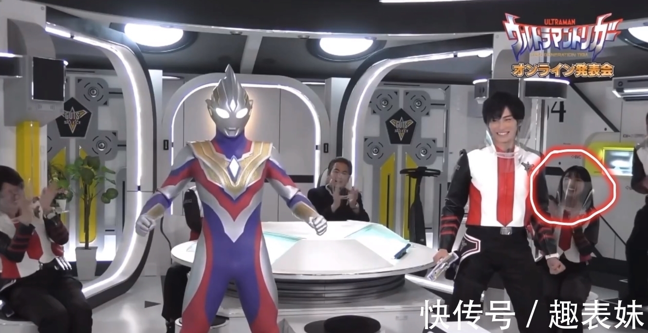 变身器|《特利迦奥特曼》玩现场变身,女主全程偷笑,大吼一声跳出奥特曼