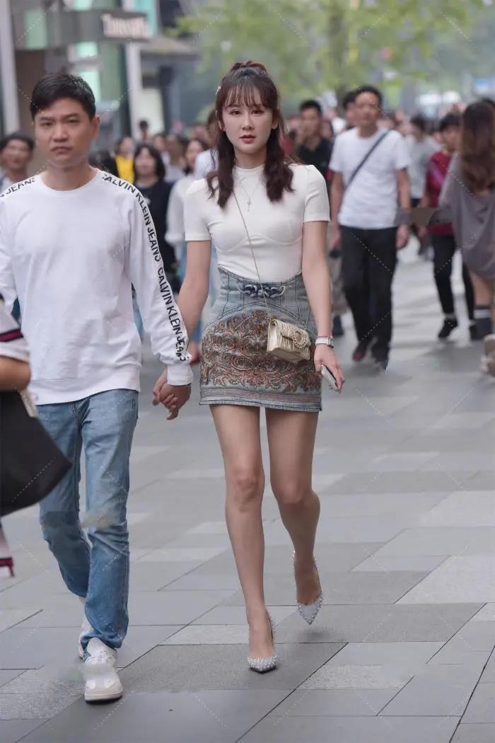 白色短袖搭配牛仔裙, 可爱清新, 非常富有少女气息