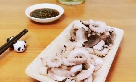 白灼八爪鱼为啥咬不动?海边渔民指出做错的步骤,原来这做法才对