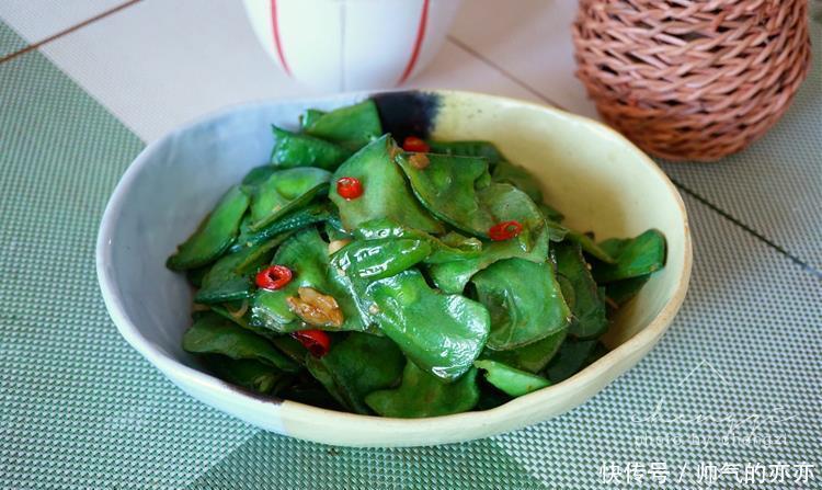 大热天的,素菜更受欢迎,简单一炒,脆嫩入味,一盘才花2块钱