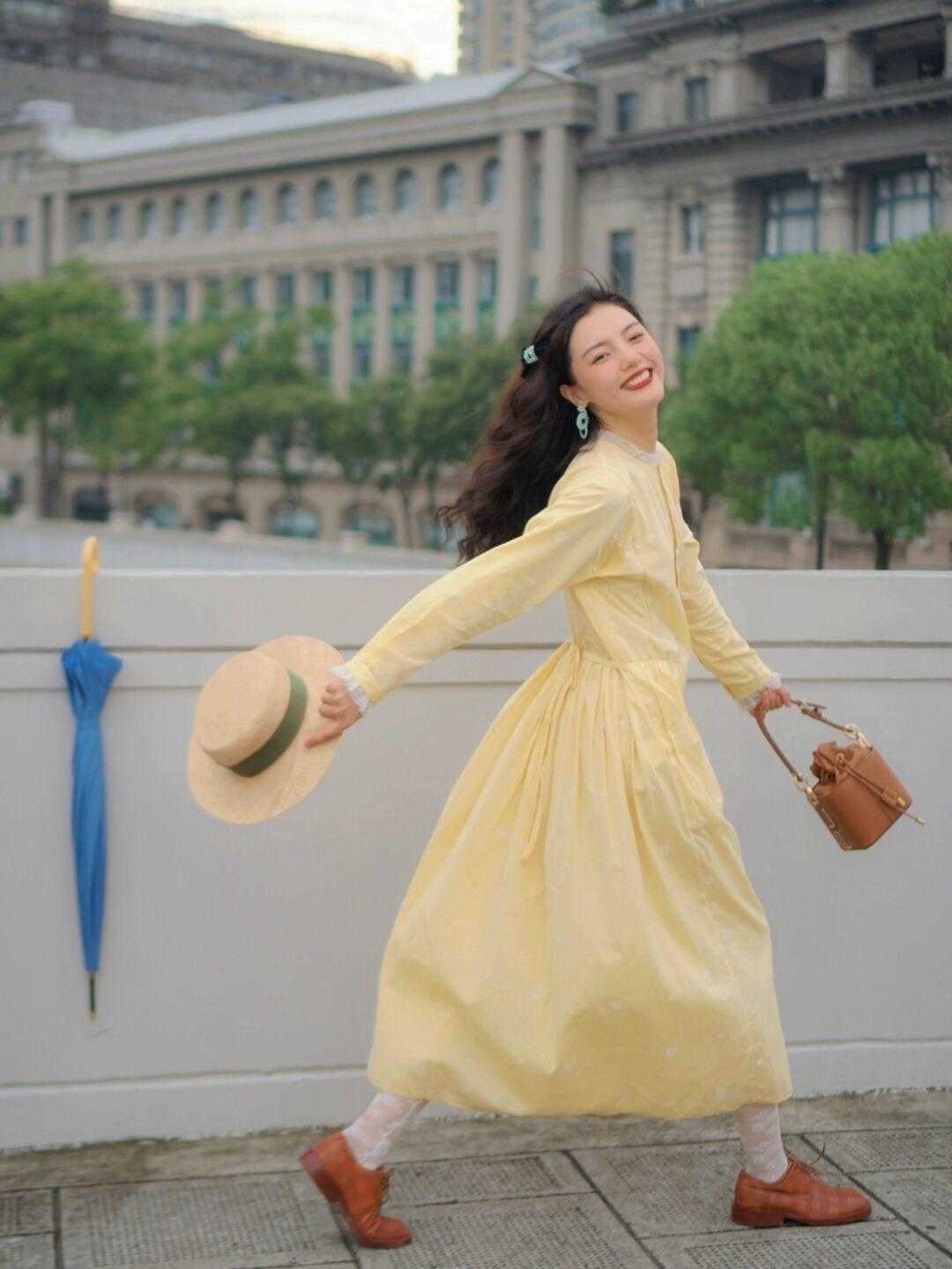 平底鞋|“腿胖”的女生可以尝试这样穿,衬衫搭配半身裙,修身又洋气