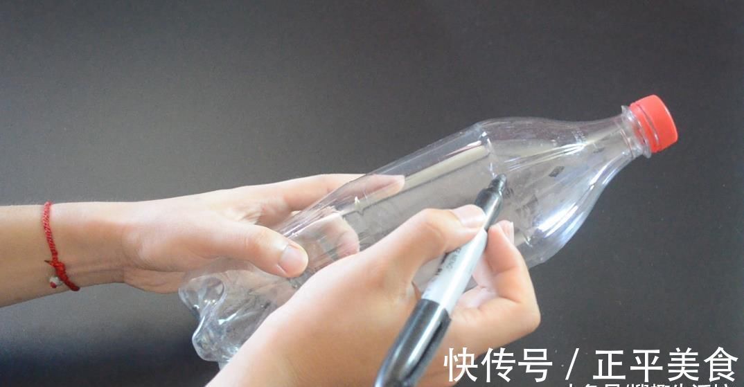 大号塑料瓶别扔了, 剪一刀, 放在厨房里太实用了, 看到的人都夸好