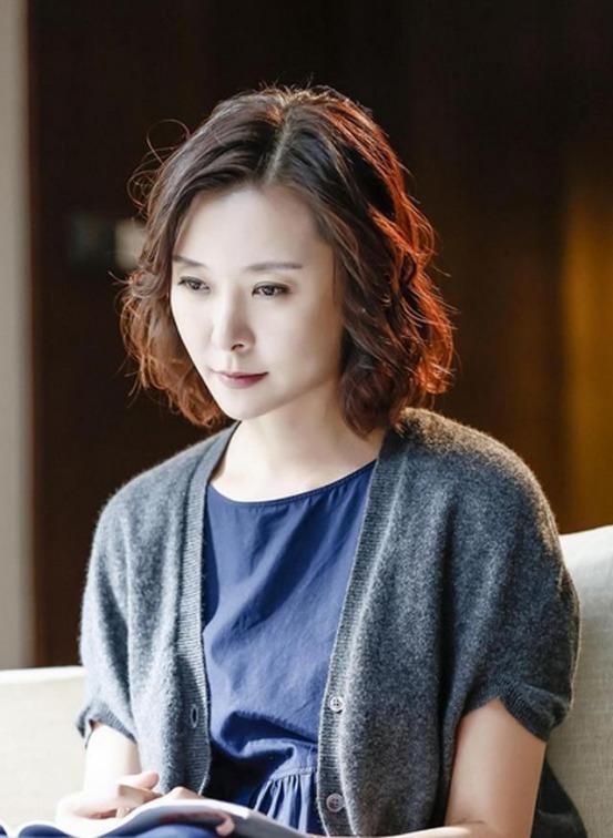 减龄 女人过了40就放弃“黑长直”吧!换上这5种发型,从阿姨变回姐姐