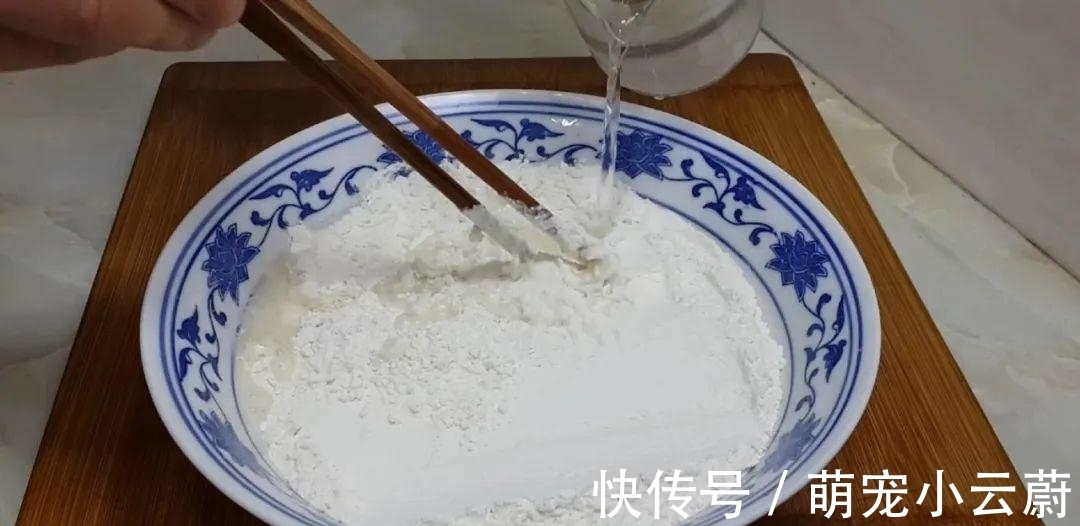 案板|3勺清水，1斤面粉，淋上鸡蛋液，教你做创意早餐饼，比葱油饼好吃