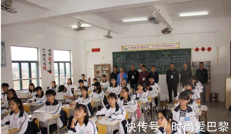 字迹&高考时,18岁姑娘出现神仙卷面,字迹娟秀工整,有书法家潜质