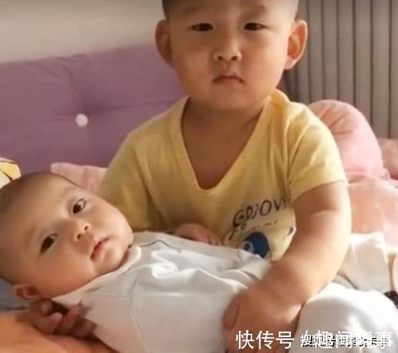 生无可恋|哥哥哄弟弟睡觉,结果把自己哄睡着了,弟弟表情生无可恋