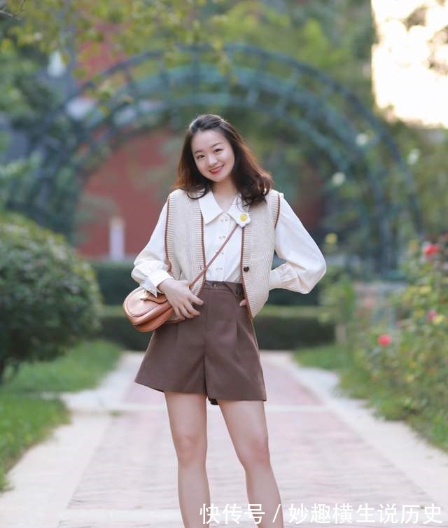 T恤 微胖女生怎么穿才好看西服外套搭配T恤和黑色短裤,显高又显瘦