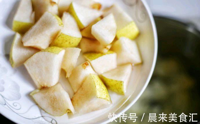 银耳雪梨羹|秋天多喝银耳雪梨汤，清甜滋润，炖一锅，全家都能喝