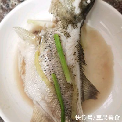 让你停不下筷子的家庭版清蒸鲈鱼