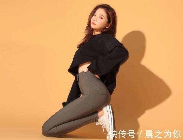 美女 个性十足的打底裤美女，时髦的穿搭，秀出曼妙姿态！