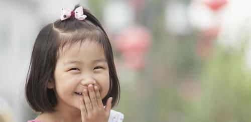 敏敏|5岁女童光着身子逛超市,宝妈却不以为然,家长别让无知伤了孩子