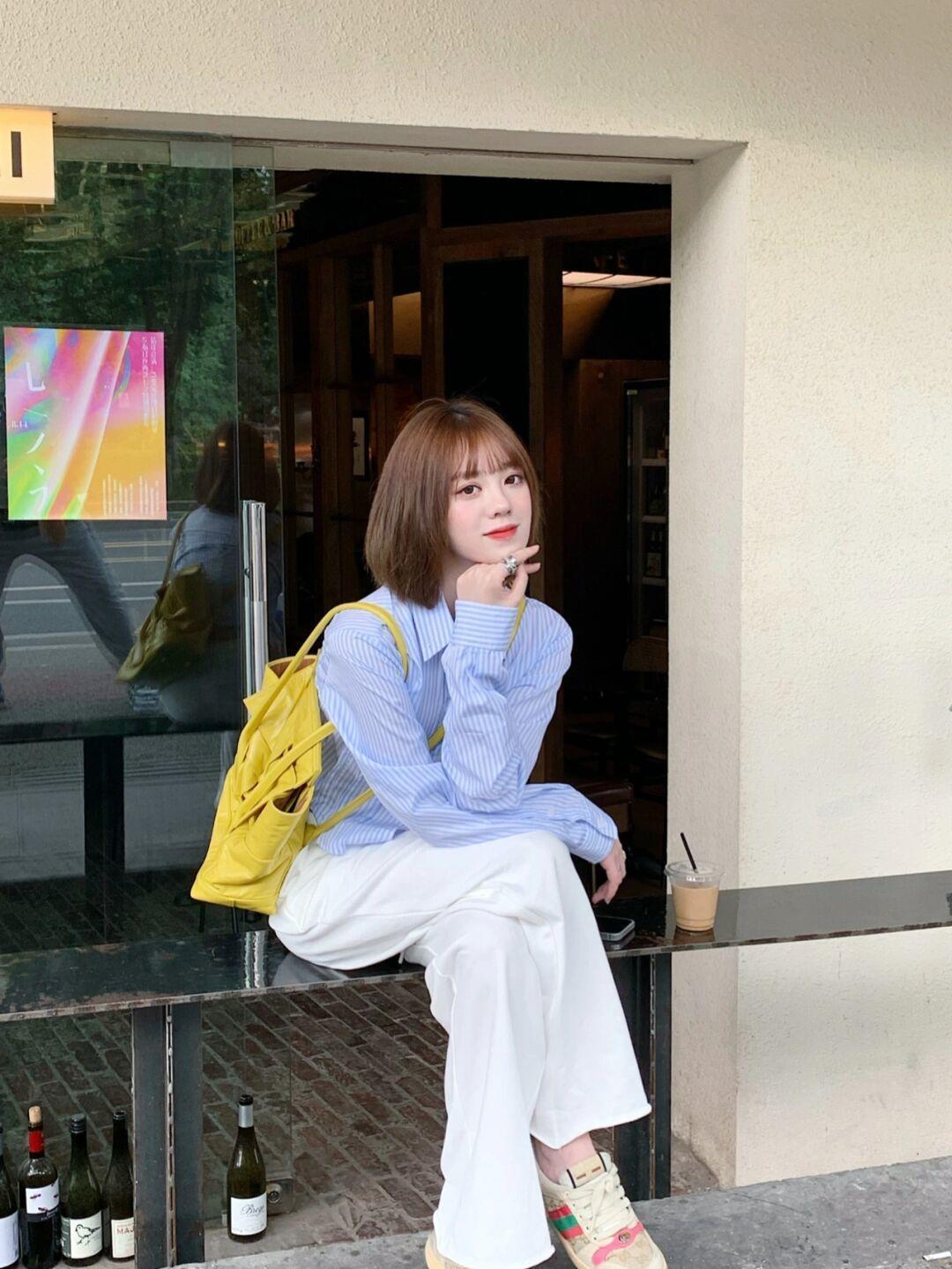 穿搭 秋冬,一件条纹衬衫让你美出新高度,搭配白色直筒裤,高级又洋气