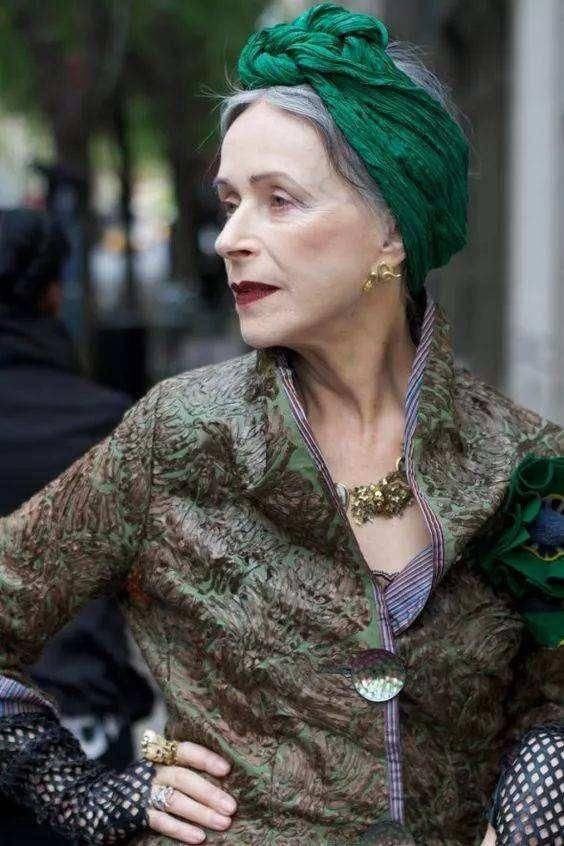  老太太|女人上了年纪别乱戴配饰，学学精致的“法国老太太”，美得更优雅