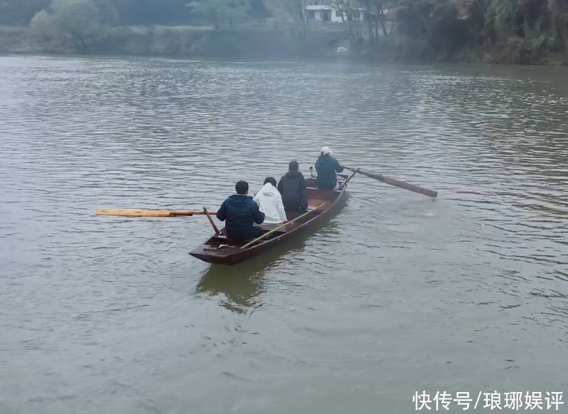 骑上心爱的小三轮，泡着脚玩成语接龙，这才是观众“向往的生活”