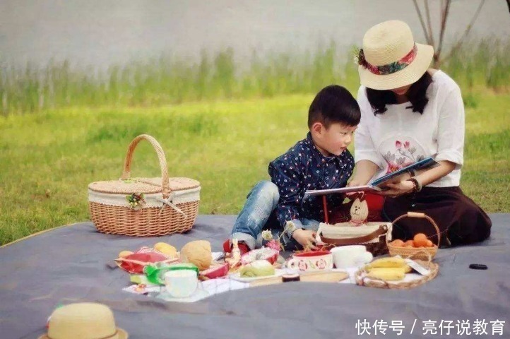 父母|孩子长大后会不会疼父母,小时候早有暗示,满足一点就算没白养