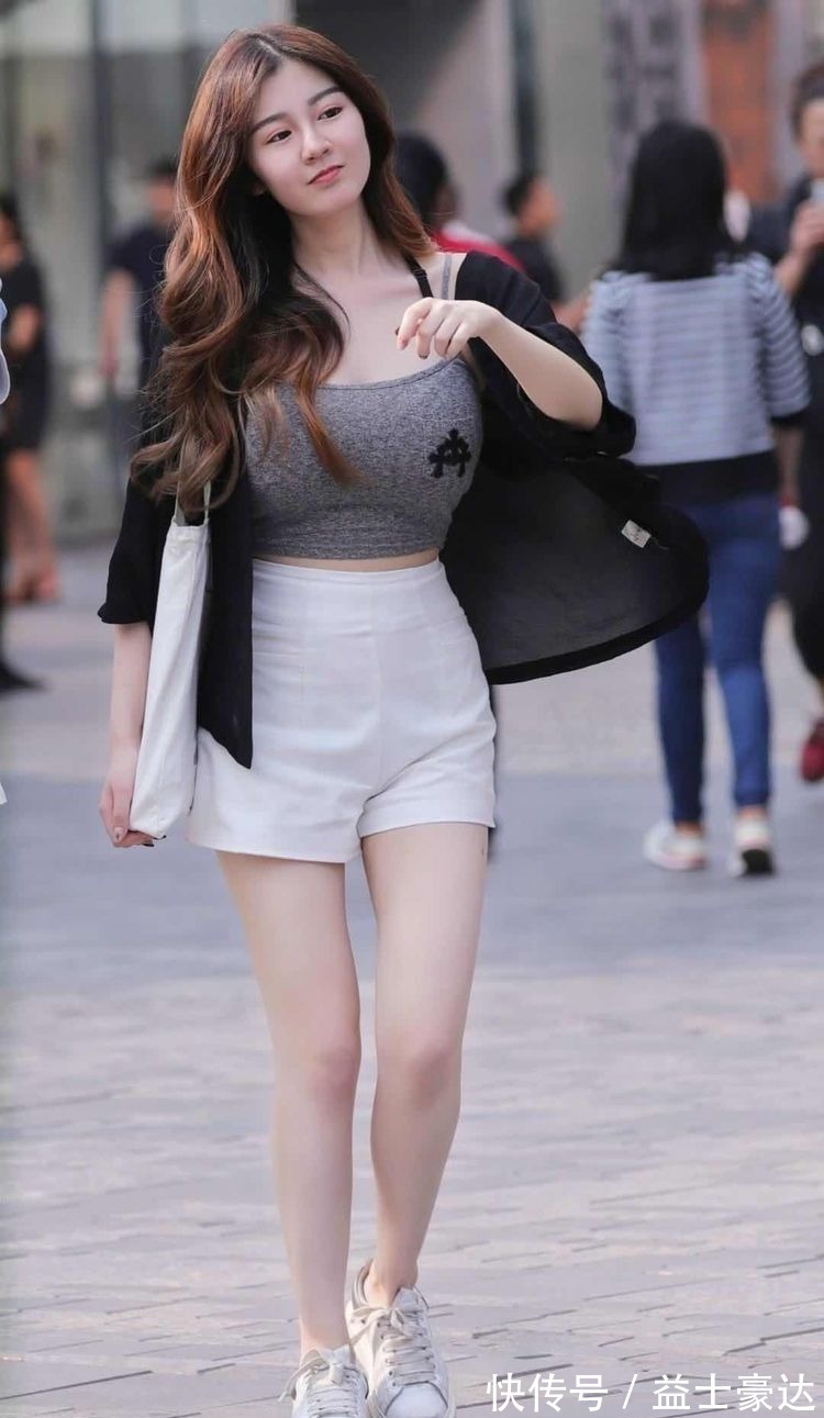 衬衫|美女街拍:姐姐的穿搭太亮眼,吊带短裤外搭衬衫,这身材太让人羡慕