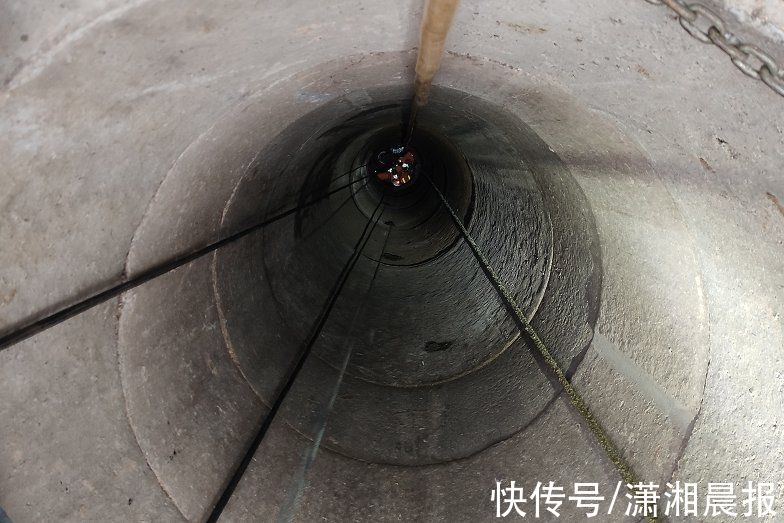 颜雨彬|湘潭一男子下到17米深井后缺氧被困！消防员下井“捞人”