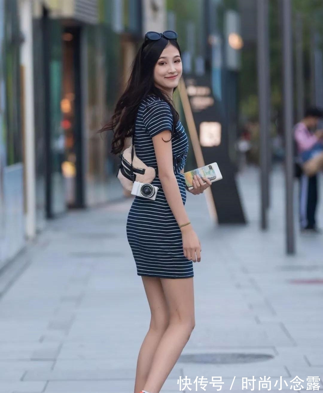 条纹|简单舒适的初秋穿搭,选一条时尚条纹连衣裙搭配,精致优雅有气质
