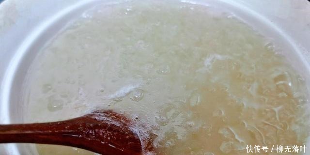 银耳莲子羹怎么样熬才可以出胶,教你两招,在家也可以制作出来