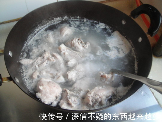 做糖醋排骨，先放醋还是先放糖多数人不注意，难怪口感差还发黑