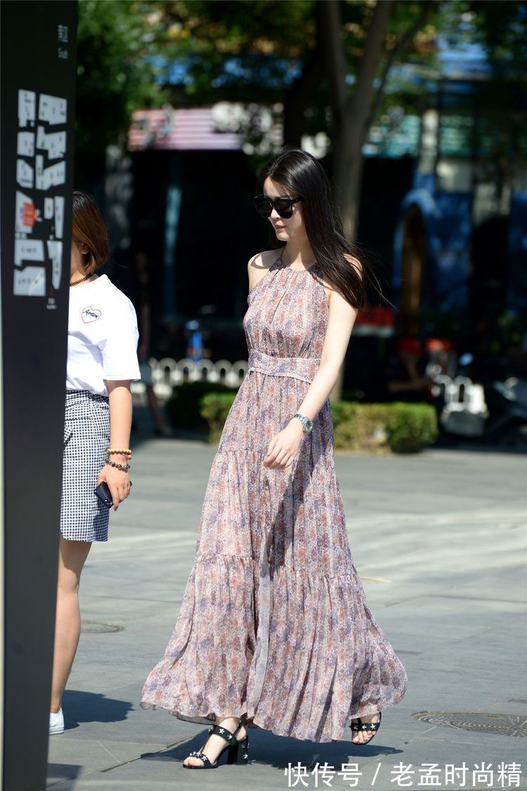 时尚|街拍:小姐姐穿着无袖连衣长裙,裙摆到脚踝,带着一股仙气的感觉