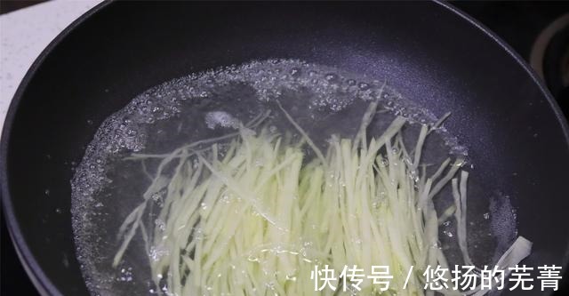 炒酸辣土豆丝，掌握放醋时间是关键，做对了随便炒也好吃！