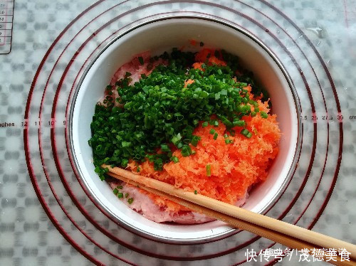 我家过年的必备菜,寓意蒸蒸日上,营养又鲜美,一上桌就抢光了