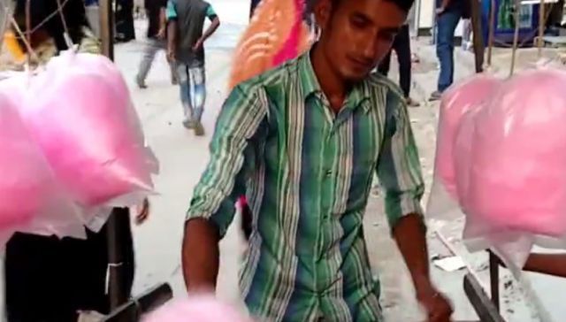 中国棉花糖走红印度,一支做得超级大,当地人大人小孩都爱吃