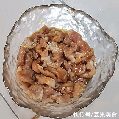 猪肉|可好吃的芹菜炒肉片！最香的吃法，让我连吃了三碗饭