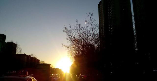 陈佩斯|真真假假,“现在不买房,以后更买不起房”,马云曹德旺怎么看