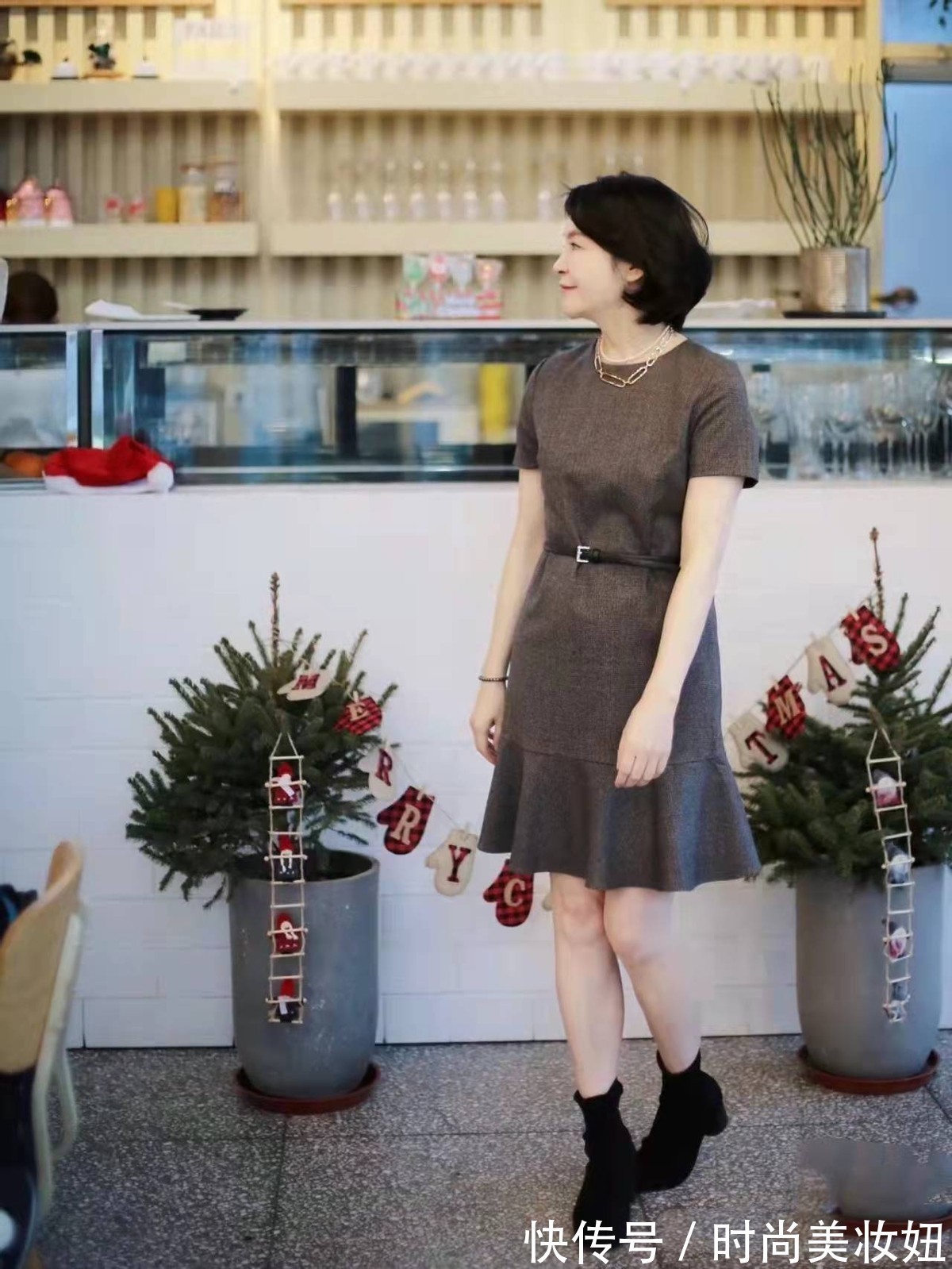 外套 50岁女人早春怎么穿?这位大姐的穿搭优雅大气,照着穿就行