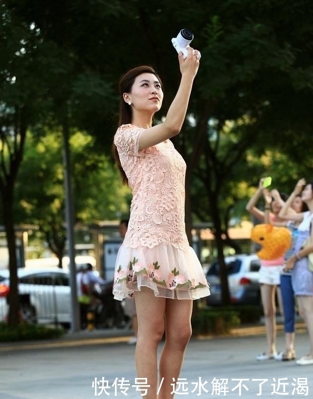 不仅款式好看也不失大方美感,连衣裙展现你不凡的时尚品位