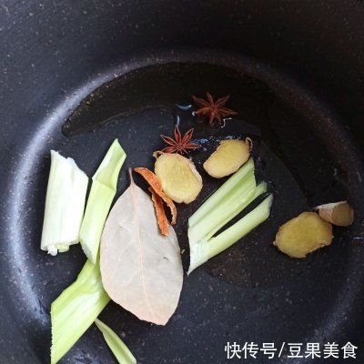 煲汤~养肝草清炖小排骨