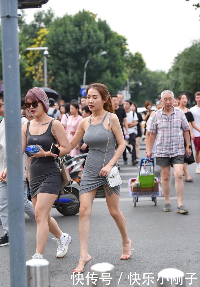 姑娘|敢穿搭的女人惹眼,会穿搭的姑娘迷人,这样的美女你喜欢吗