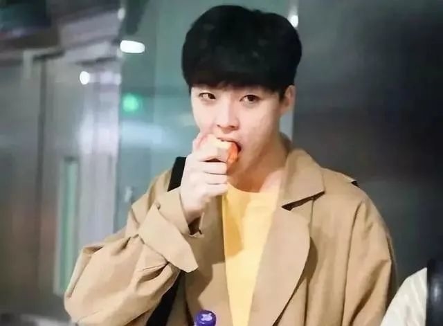 明星“吃水果”,赵丽颖暴露本性,千玺太重口味,她被批太做作!_样子