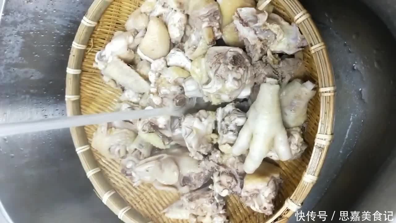鲜美|鸡肉怎么做好吃青椒炒鸡,滑嫩鲜美香而不腻,做法简单零失败!