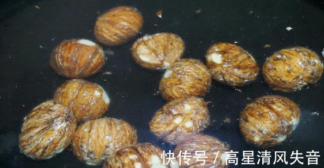 板栗营养丰富,和鸡肉搭配,鲜美又下饭!