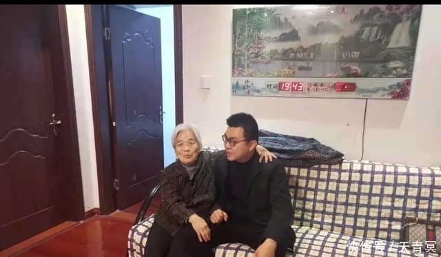 岁姥姥搂着外孙促膝长谈,唯恐将孙子弄丢
