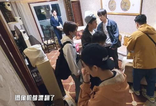 哈哈哈哈哈|邓超陈赫等人聊天时，鹿晗头上的帽子尤为抢镜，这不是那谁的？