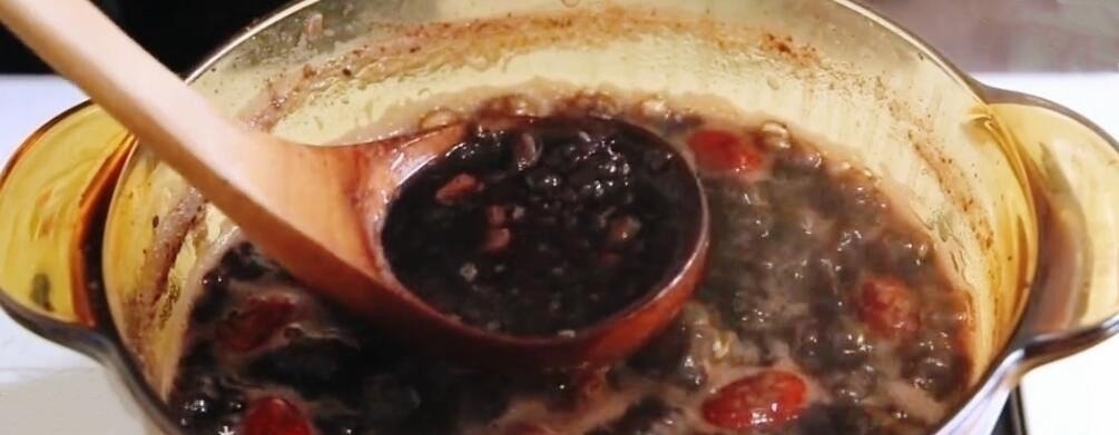 乌黑|白发最怕这食材,隔天吃一回,头发乌黑亮丽,人人见了都夸漂亮