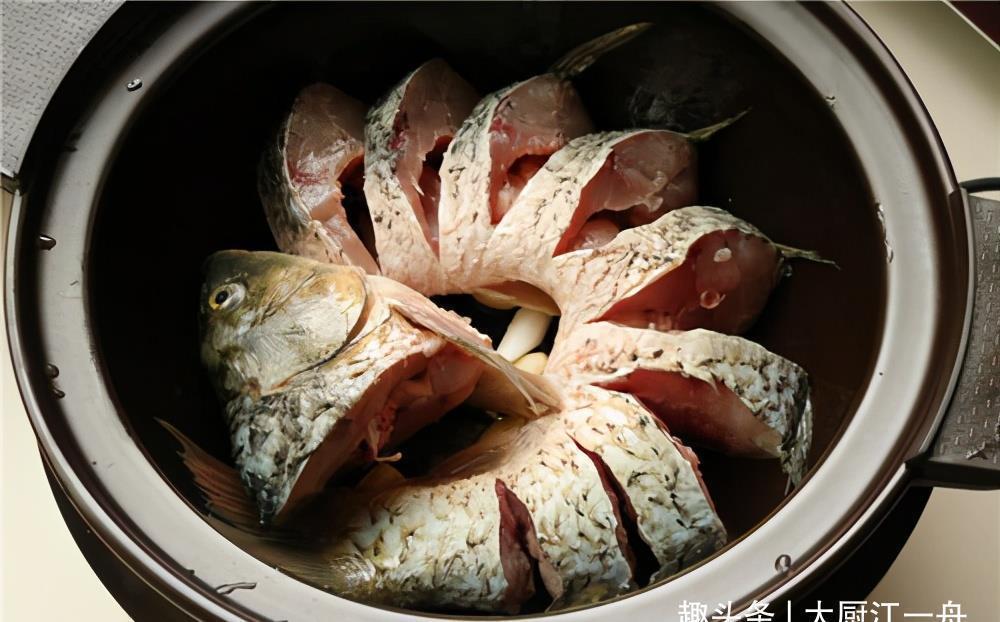 草鱼怎么做才好吃？这样一次炖一锅不嫌多，出锅后连汤汁都不剩